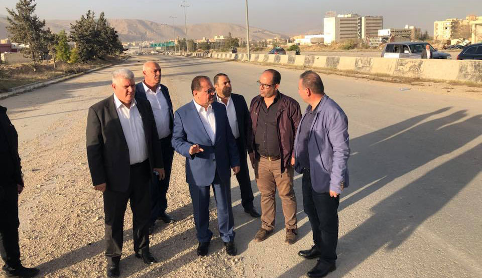 الوزير حمود في جولة ميدانية لإعادة تأهيل طريق حرستا الدولي