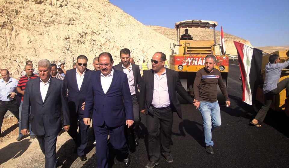 وزير النقل يشرف على استكمال الأعمال الجارية في مشروع توسيع طريق معلولا-القطيفة