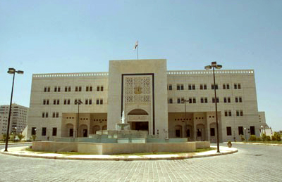 الحكومة تطلب من الجهات العامة الالتزام بقرار استخدام السيارات الحكومية