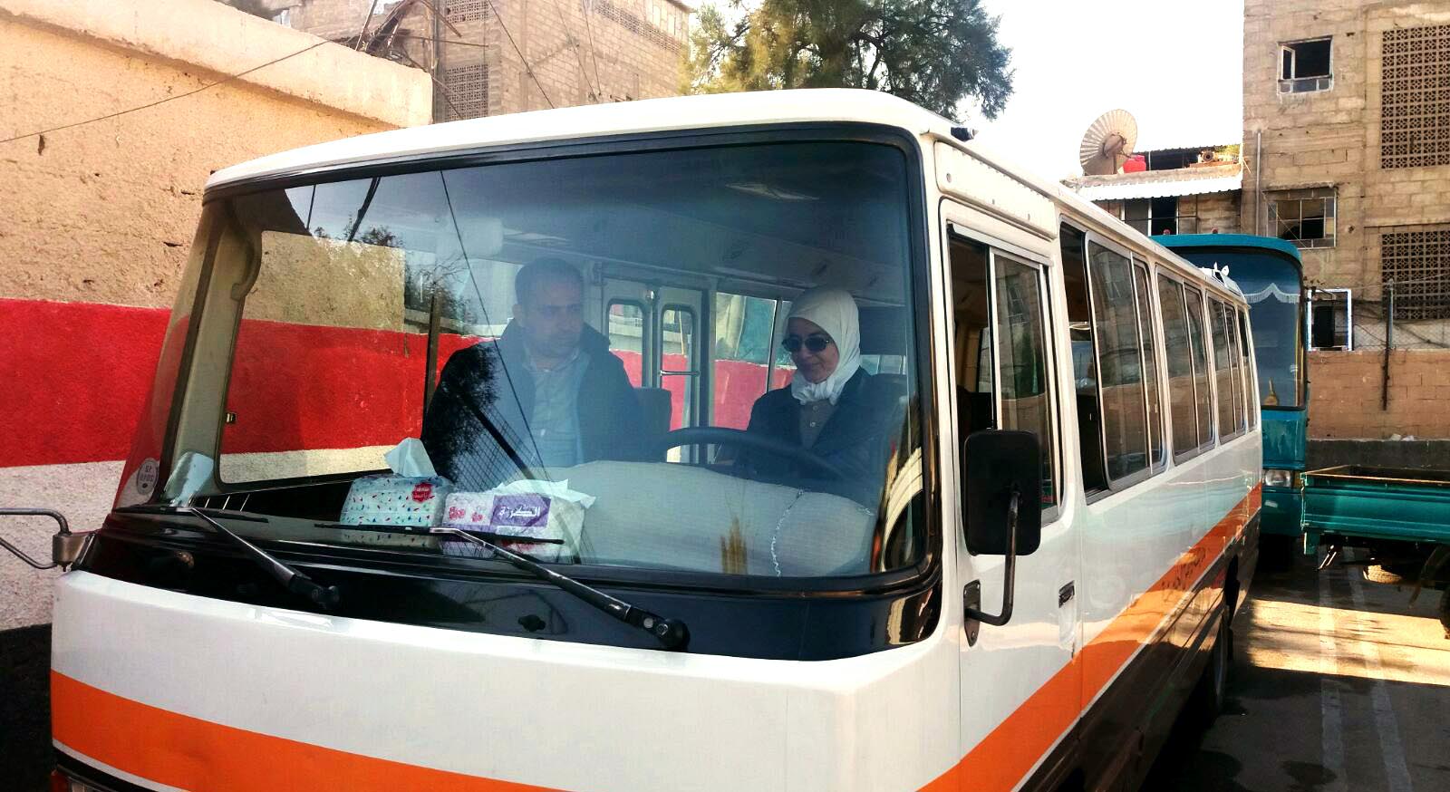 المرأة تدخل العمل في مجال النقل العام(ملف فيديو)