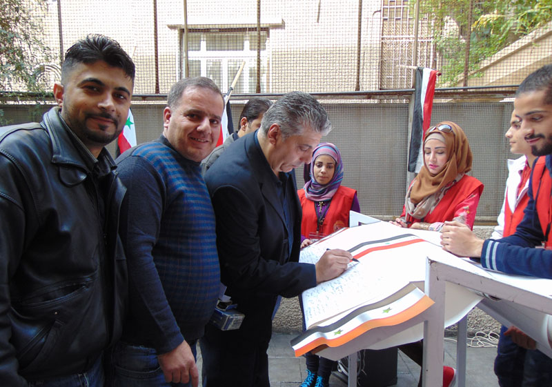 اللُحمة الوطنية أولاً.. وزارة النقل تشارك في التوقيع على أطول رسالة في العالم وفاءً للوطن