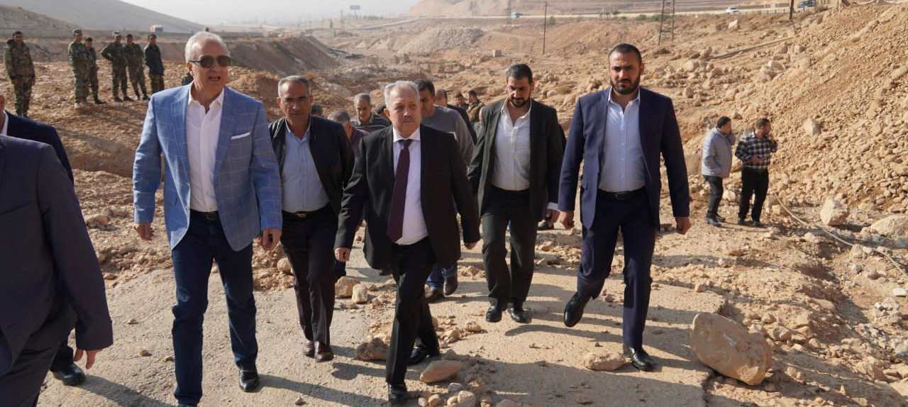 رئيس مجلس الوزراء يتفقد مواقع الانهيارات والسيول الجارفة في منطقة الثنايا