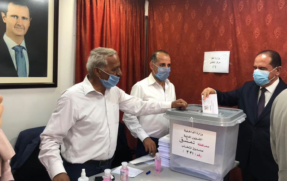 الوزير حمود يدلي بصوته في انتخابات مجلس الشعب للدور التشريعي الثالث