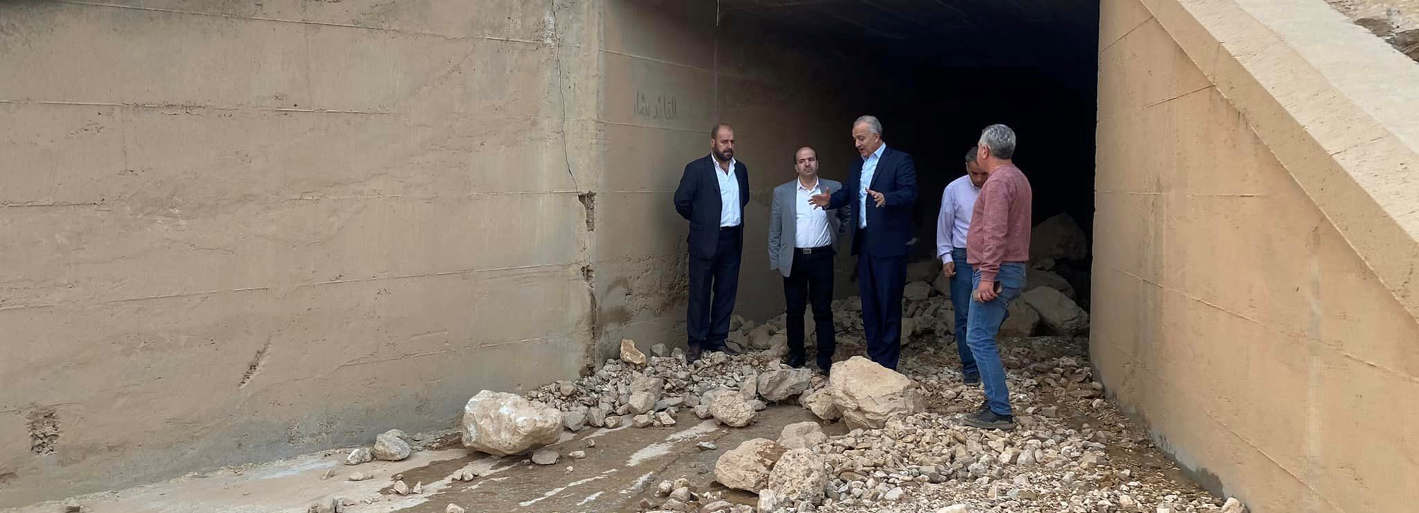 الوزير خزيّم يتفقد مواقع الانهيار الترابي الصخري على أوتوستراد دمشق- حمص