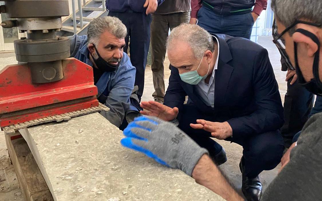 الوزير خزيّم يتفقد معمل العوارض البيتونية ومعمل تكسير الحجر البازلتي في حمص