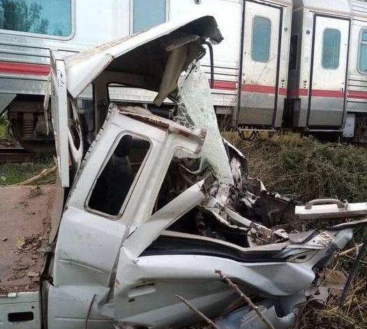 أضرار مادية جراء حادثة صـدم قطار لسيارة سوزوكي قامت بعبور السكة الحديدية من معبر غير نظامي
