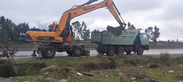 بعد العواصف والهطولات الغزيرة.. عمال الطرق المركزية بحمص يباشرون الأعمال الإسعافية