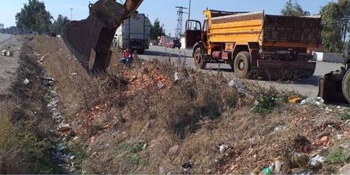 المواصلات الطرقية تدعو إلى عدم رمي المخلفات والنفايات في الطرقات وجوانبه