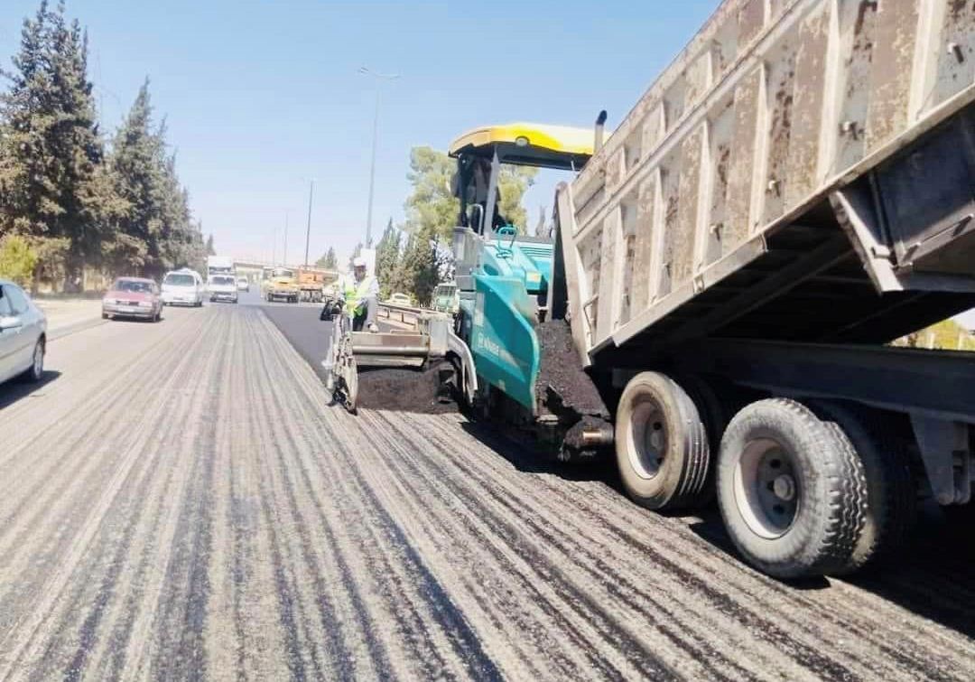 أعمال كشط ومدّ مجبول إسفلتي جديد على طريق مطار دمشق الدولي في المواقع الأكثر حاجة