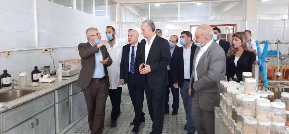 الوزير خزيّم خلال جولته في مرفأ طرطوس يشيد بدور المخابر وموثوقيتها